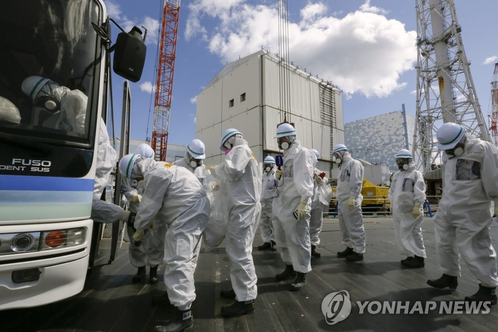 24일 후쿠시마 제1원전 취재 도중 버스로 이동하는 외신 기자들(EPA=연합뉴스)