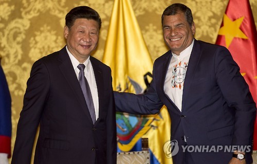 시진핑 중국 국가주석(좌측)과 라파엘 코레아 전 에콰도르 대통령(우측)