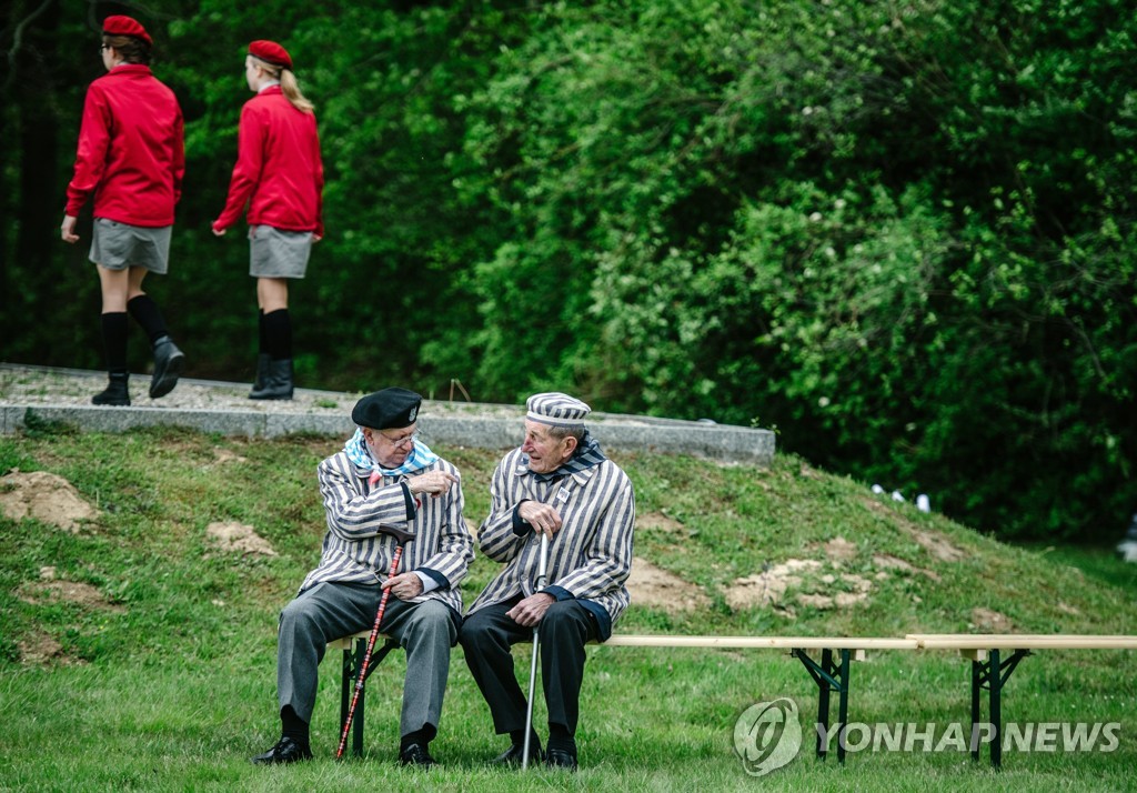 오스트리아 마우타우젠 강제수용소를 찾은 생존자들 [EPA=연합뉴스]