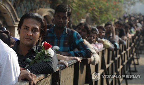 28일 인도 뭄바이에서 배우 스리데비의 사망을 애도하는 팬들이 그의 집 앞에 모여있다.[EPA=연합뉴스]