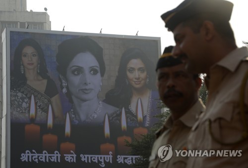 28일 인도 뭄바이에 배우 스리데비의 사망을 애도하는 광고판이 걸려있다.[EPA=연합뉴스]