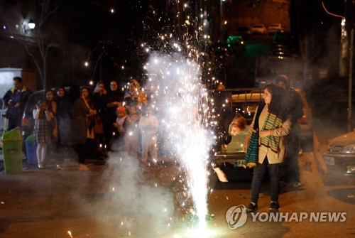이란의 새해맞이 불꽃축제 '차하르 샴베 수리'