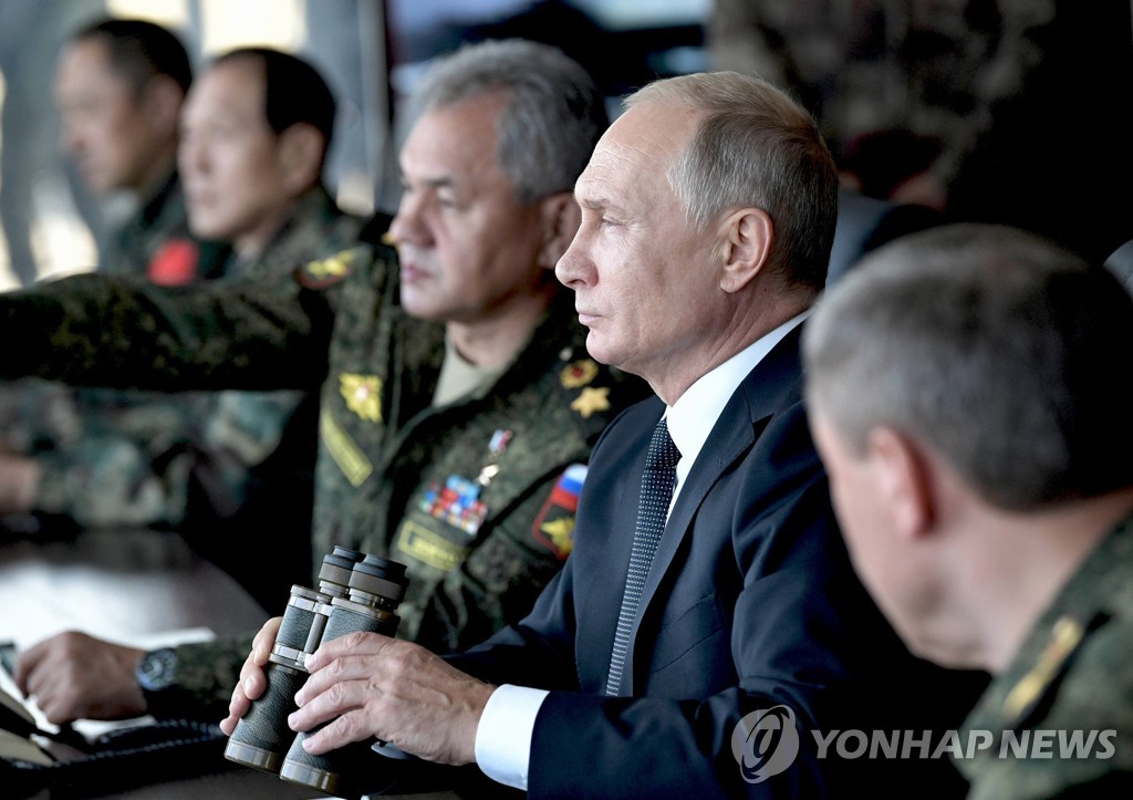 쇼이구 장관(왼쪽)과 푸틴 대통령의 2018년 군사훈련 참관