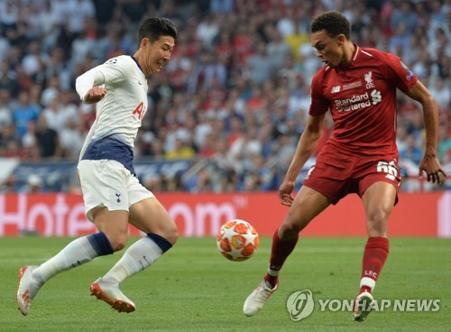 In this EPA photo, Son Heung-min of Tottenham Hotspur (L) tries to get past Trent Alexander-Arnold of Liverpool in the UEFA Champions League final at Wanda Metropolitano in Madrid on June 1, 2019. (Yonhap)