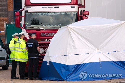 '英 냉동트럭 비극' 희생자 신원규명 위해 베트남서 DNA 채취