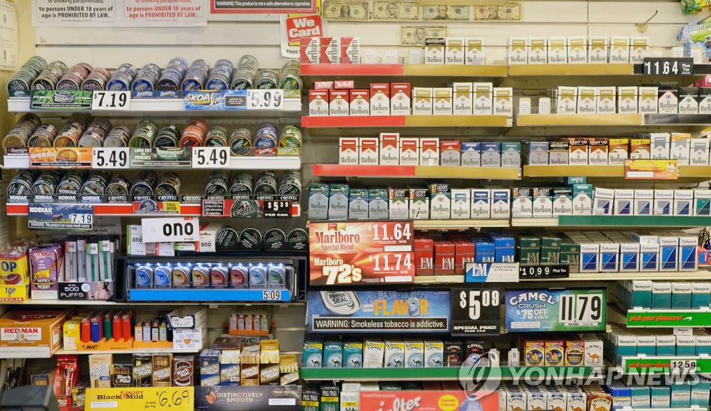미국 뉴욕의 한 상점에 진열된 담배들