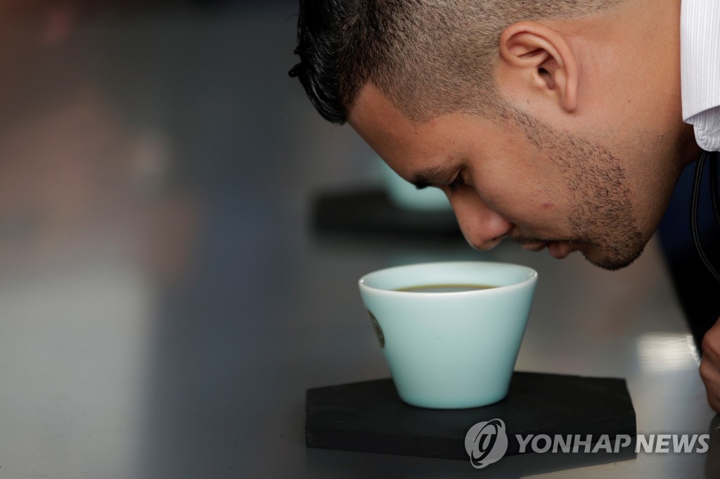 커피 냄새 맡는 남성 [※사진은 기사와 관련 없음]
