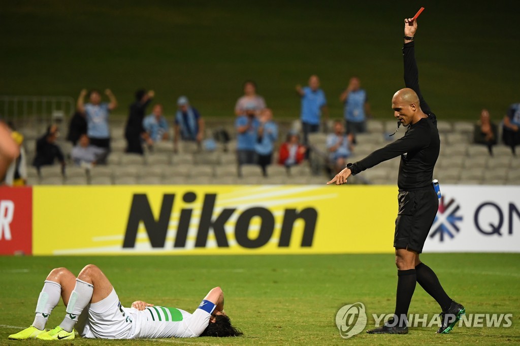 In this EPA photo, Choi Bo-kyung of Jeonbuk Hyundai Motors (L) is shown a red card during an Asian Football Confederation (AFC) Champions League Group H match against Sydney FC at Netstrata Jubilee Stadium in Sydney on March 4, 2020. (Yonhap)