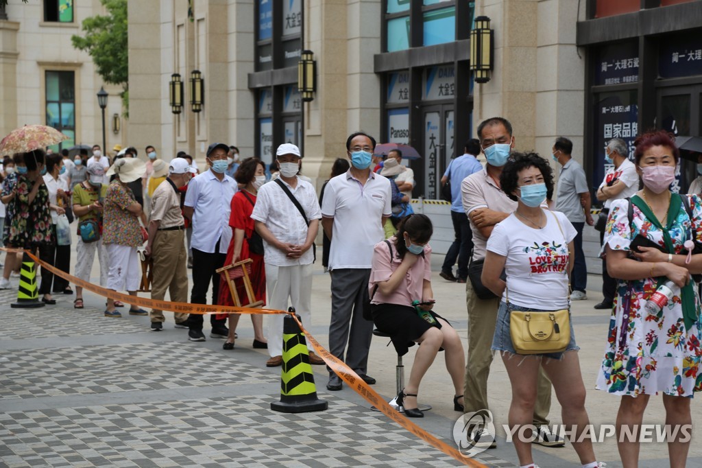 코로나19 검사 기다리는 중국 다롄 시민들