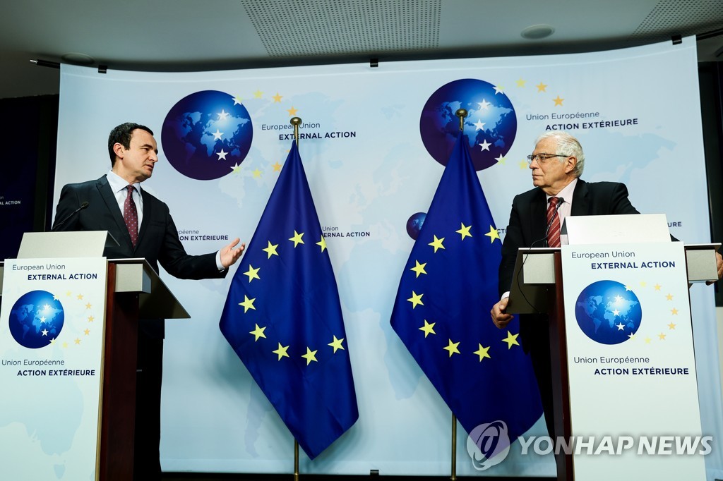 쿠르티 코소보 총리(왼쪽)와 보렐 EU 외교·안보 정책 고위대표