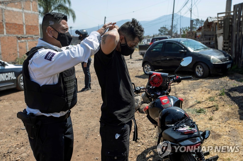갱단 충돌 지역에서 몸 수색 하는 멕시코 군·경