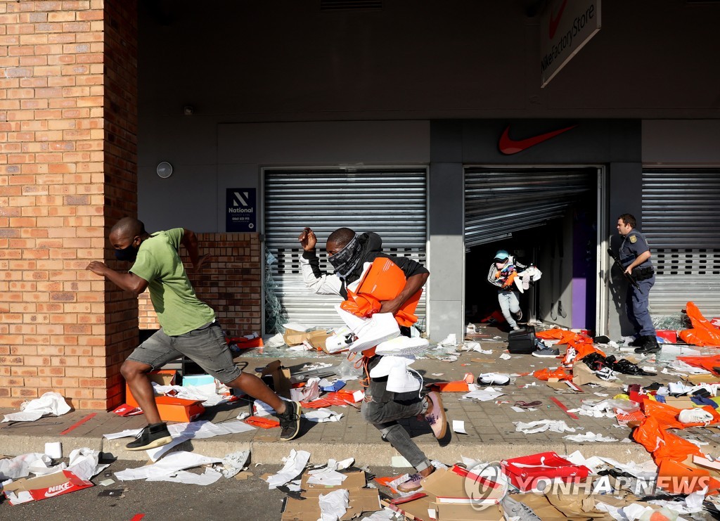 This EPA photo shows looters emptying a store in the Springfield Value Centre during a protest in Durban, South Africa, on July 12, 2021. (Yonhap) 