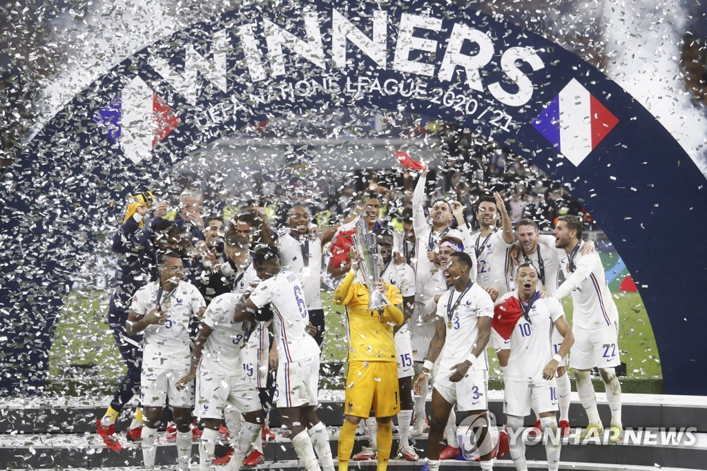UEFA 네이션스리그 우승을 차지한 프랑스 선수들의 세리머니 모습.
