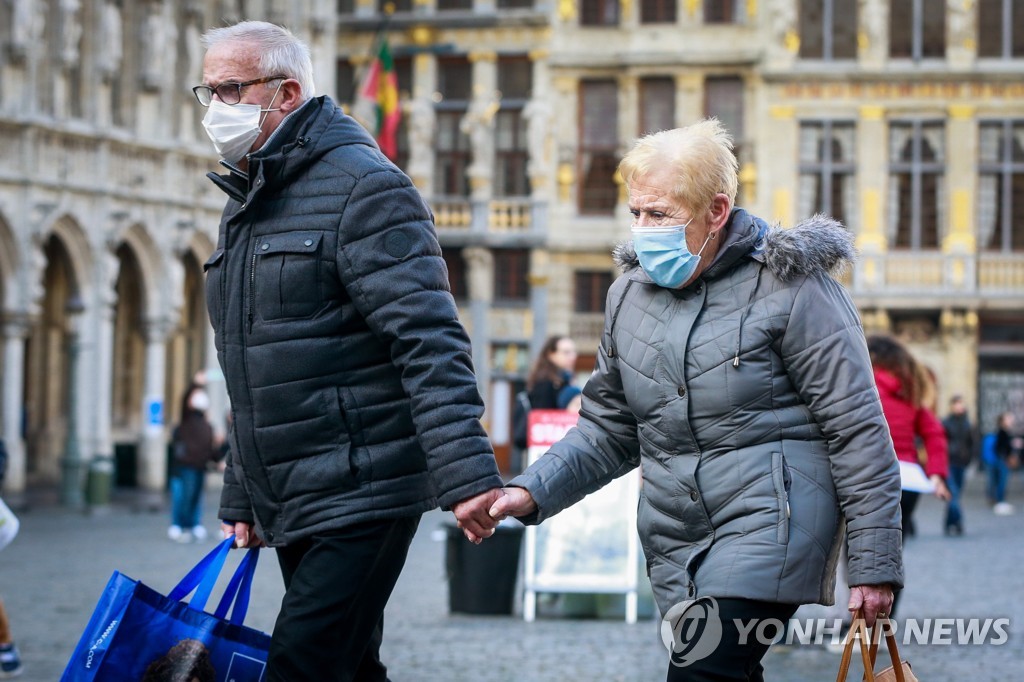 (브뤼셀 EPA=연합뉴스) 5일(현지시간) 벨기에 브뤼셀에서 사람들이 마스크를 쓰고 걸어가고 있다. 2021.11.5. photo@yna.co.kr