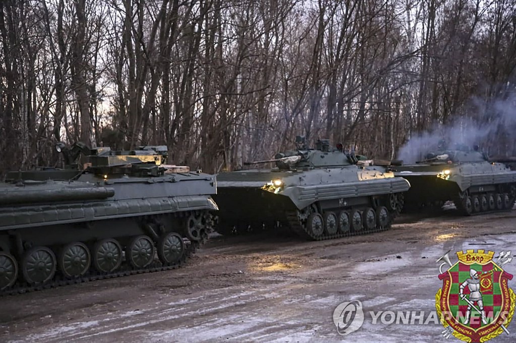 (EPA=연합뉴스) 18일(현지시간) 러시아 전차들이 벨라루스에서 진행될 합동 군사 훈련 '동맹 결의 2022'를 위해 이동하고 있다. 2022.1.19 photo@yna.co.kr[벨라루스 국방부 제공. 재판매 및 DB 금지]