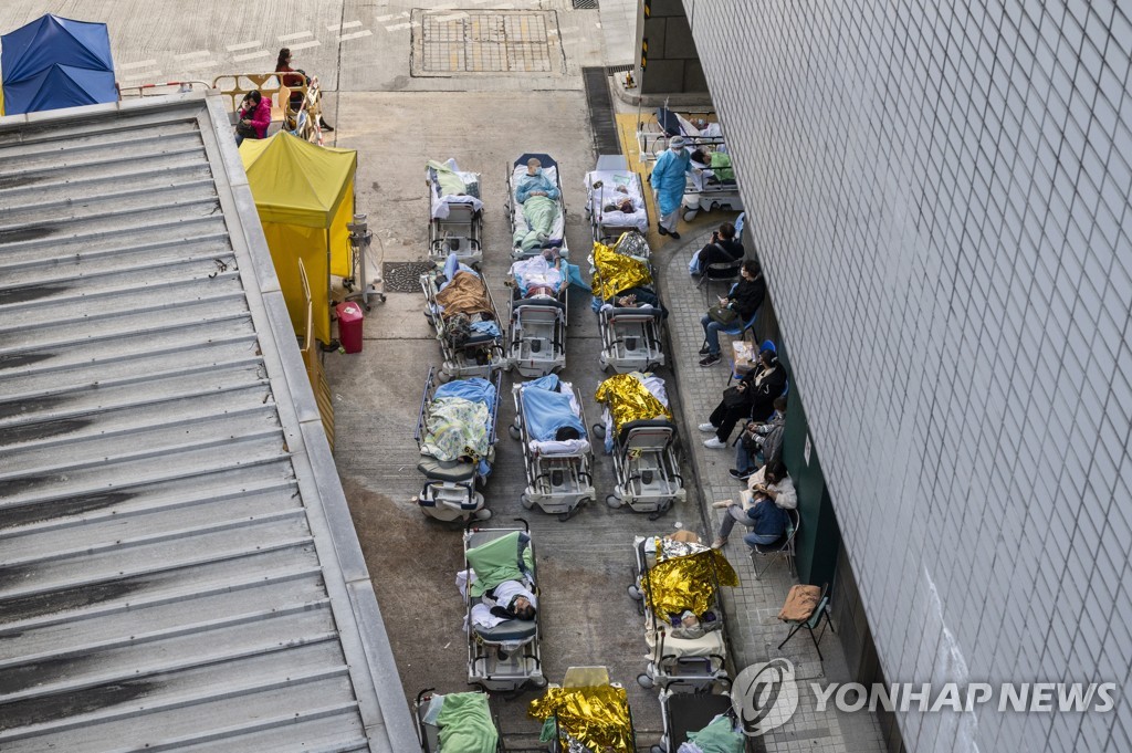 (EPA=연합뉴스) 지난 15일 홍콩의 한 병원 응급실 앞에 코로나19 환자들이 이동식 침대에 누운 채 대기하는 모습. 2022.2.16.
