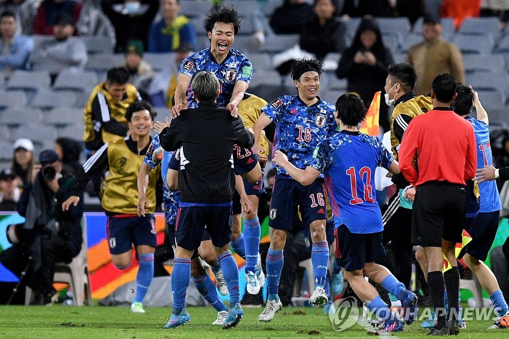 미토마 가오루의 득점 후 환호하는 일본 대표팀.