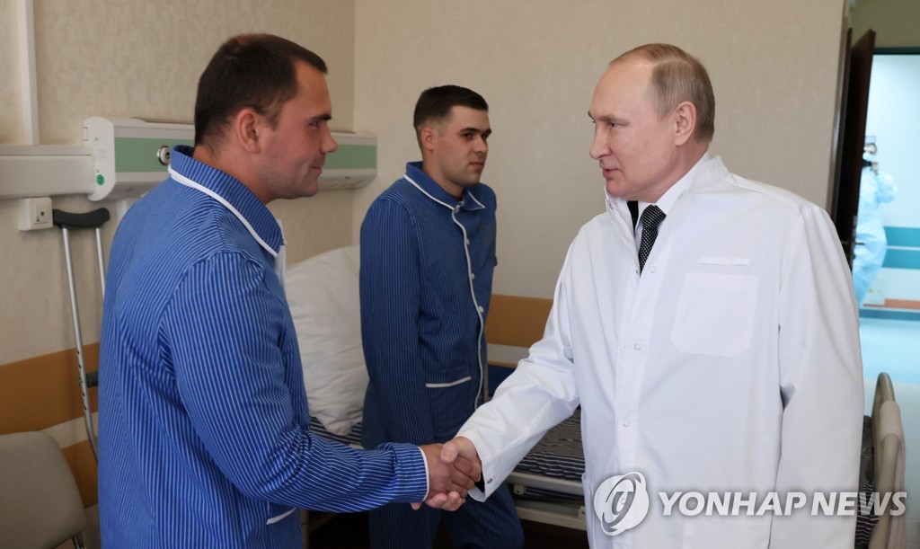 군 병원 방문한 푸틴 러시아 대통령