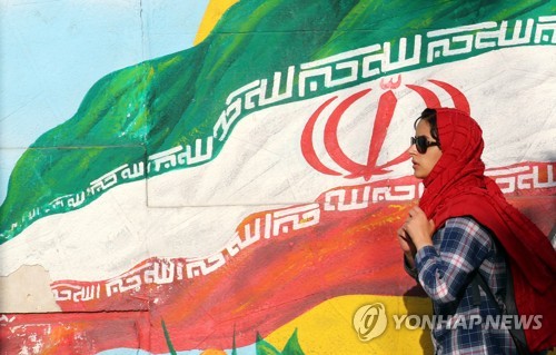 히잡을 쓰고 테헤란 시내를 걷는 이란 여성