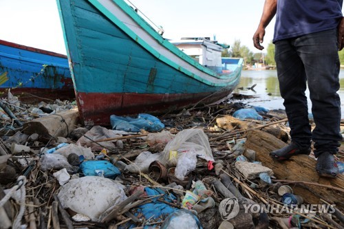 인도네시아 강둑에 쌓인 플라스틱 쓰레기