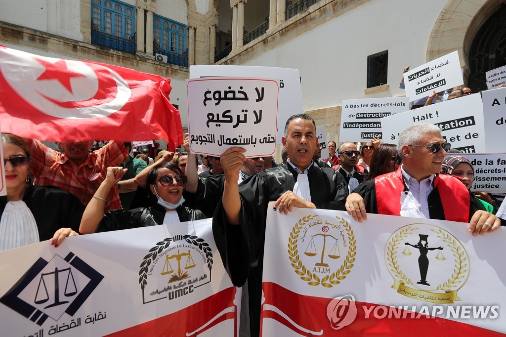 튀니지 대통령의 법관 해임에 항의하는 판사들의 시위.