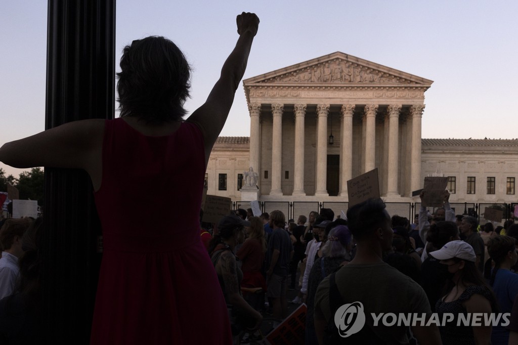 미 연방 대법원 앞에서 벌어진 낙태권 축소 판결을 규탄하는 시위