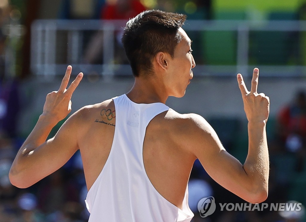 In this EPA photo, Woo Sang-hyeok of South Korea celebrates a successful attempt during the men's high jump qualification at the World Athletics Championships at Hayward Field in Eugene, Oregon, on July 15, 2022. (Yonhap)