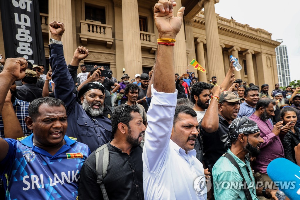 스리랑카 대통령 집무실 앞에서 시위하는 군중