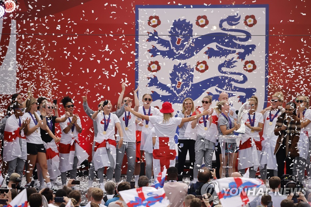 여자 유로 우승 직후 기뻐하는 잉글랜드 대표팀 선수들