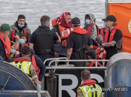 영국, 르완다로 난민신청자 이송 계획 힘 받나…법원, 합법 판단