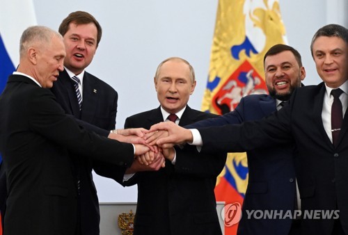 우크라 점령지 수장들과 합병 축하하는 푸틴 대통령
