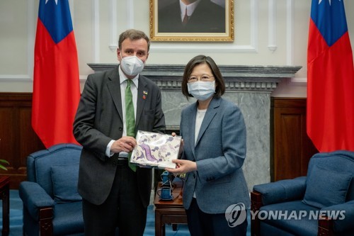 (EPA=연합뉴스) 9일 그레그 핸즈(왼쪽) 영국 국제통상부 부장관이 대만에서 차이잉원 대만 총통과 함께 포즈를 취한 모습. [대만 총통실 제공] 