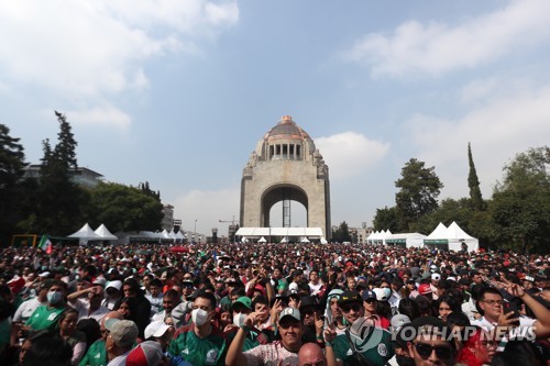 멕시코시티에서 월드컵 길거리 응원하는 팬들(기사와 관계 없음)