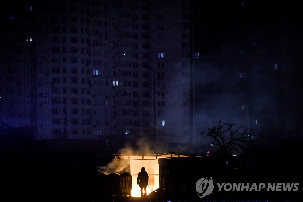 쓰레기 태워 몸 녹이는 키이우 시민