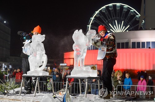 '섬세한 작업'…폴란드 포즈난 얼음조각 축제