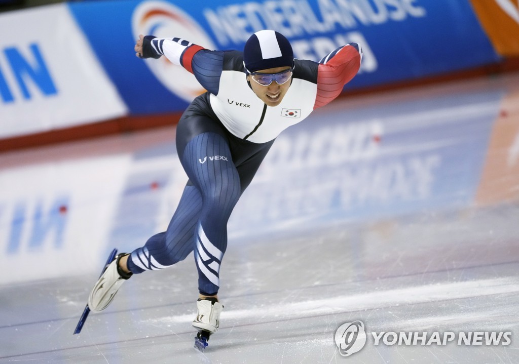 In this EPA photo, Kim Jun-ho of South Korea competes in the men's 500-meter race at the International Skating Union World Cup Speed Skating at Calgary Olympic Oval in Calgary, Alberta, on Dec. 10, 2022. (Yonhap)