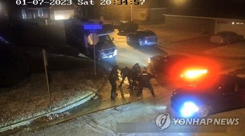 니컬스는 집단 구타하는 경관 5명