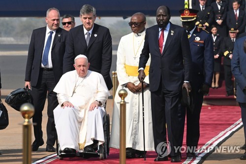 지팡이를 짚고 주바 공항에 프란치스코 교황을 영접하러 나온 살바 키르 남수단 대통령(오른쪽)
