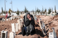 [튀르키예 강진] 묻을 곳도 없다…이름 없는 무덤들 곳곳에