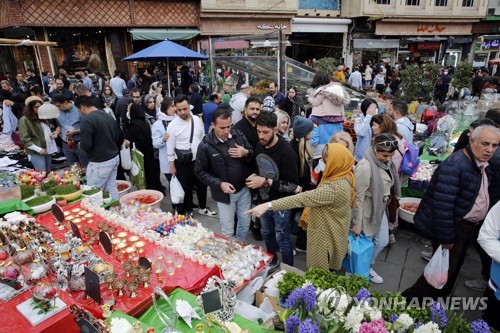 노루즈 앞두고 북적이는 이란 전통시장