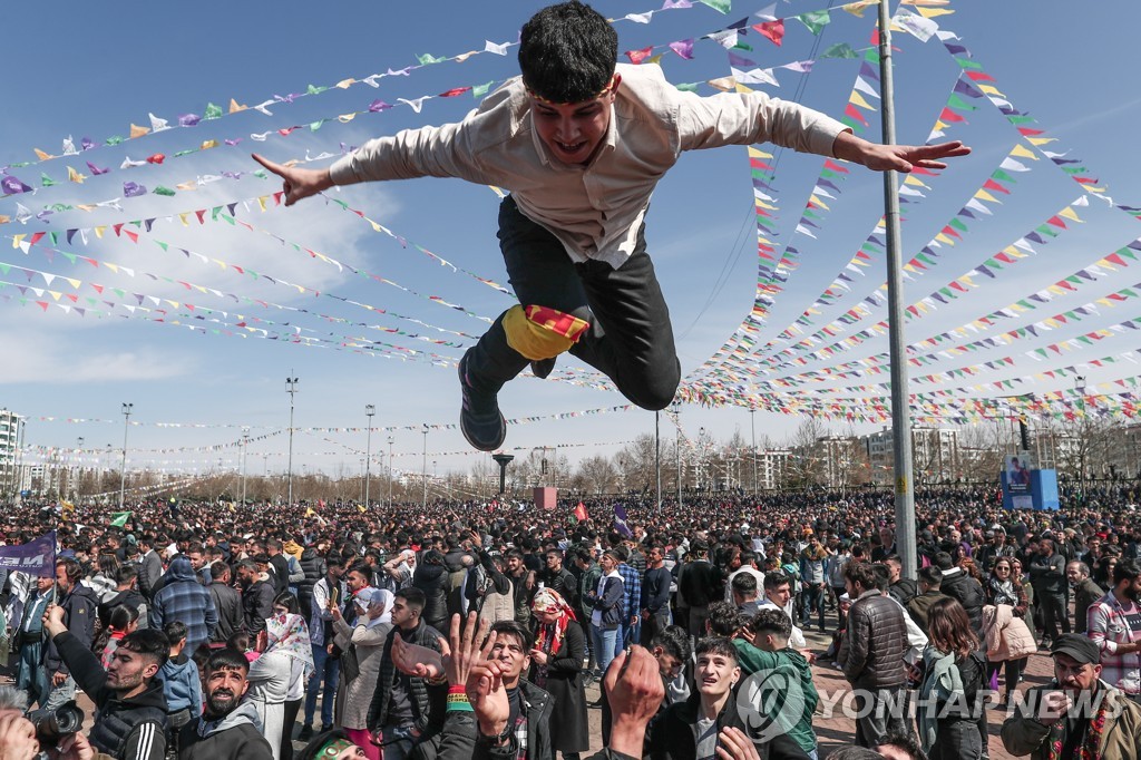 '새로운 날'...튀르키예 봄맞이 노루즈 축제 즐기는 사람들