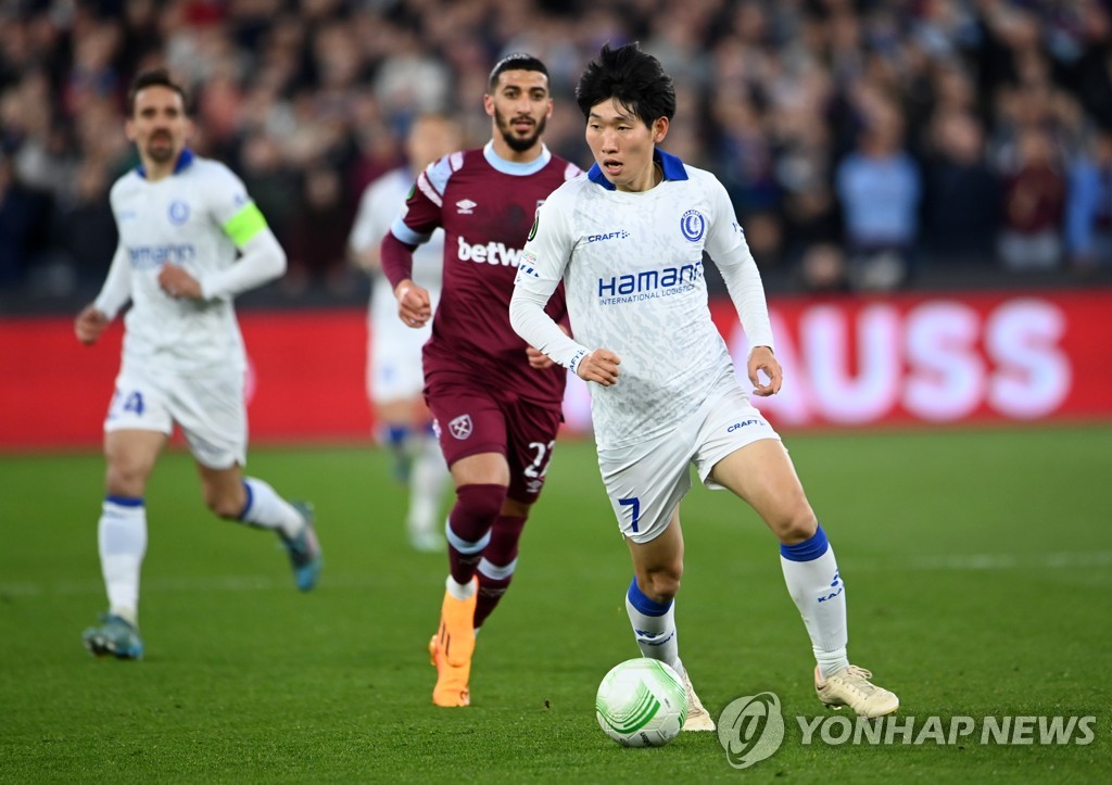 In this EPA file photo from April 20, 2023, Hong Hyun-seok of KAA Gent (R) dribbles the ball against West Ham United during the second leg of the quarterfinals of the UEFA Europa Conference League at London Stadium in London. (Yonhap)