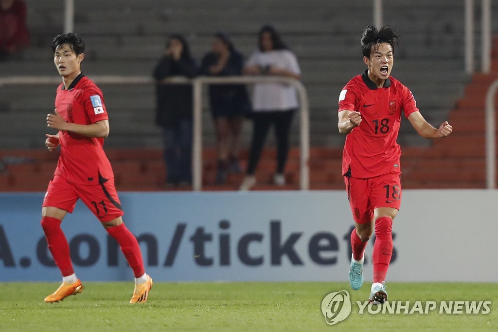 In this EPA photo, Park Seung-ho of South Korea (R) celebrates his goal against Honduras during a Group F match at the FIFA U-20 World Cup at Estadio Malvinas Argentinas in Mendoza, Argentina, on May 25, 2023. (Yonhap)