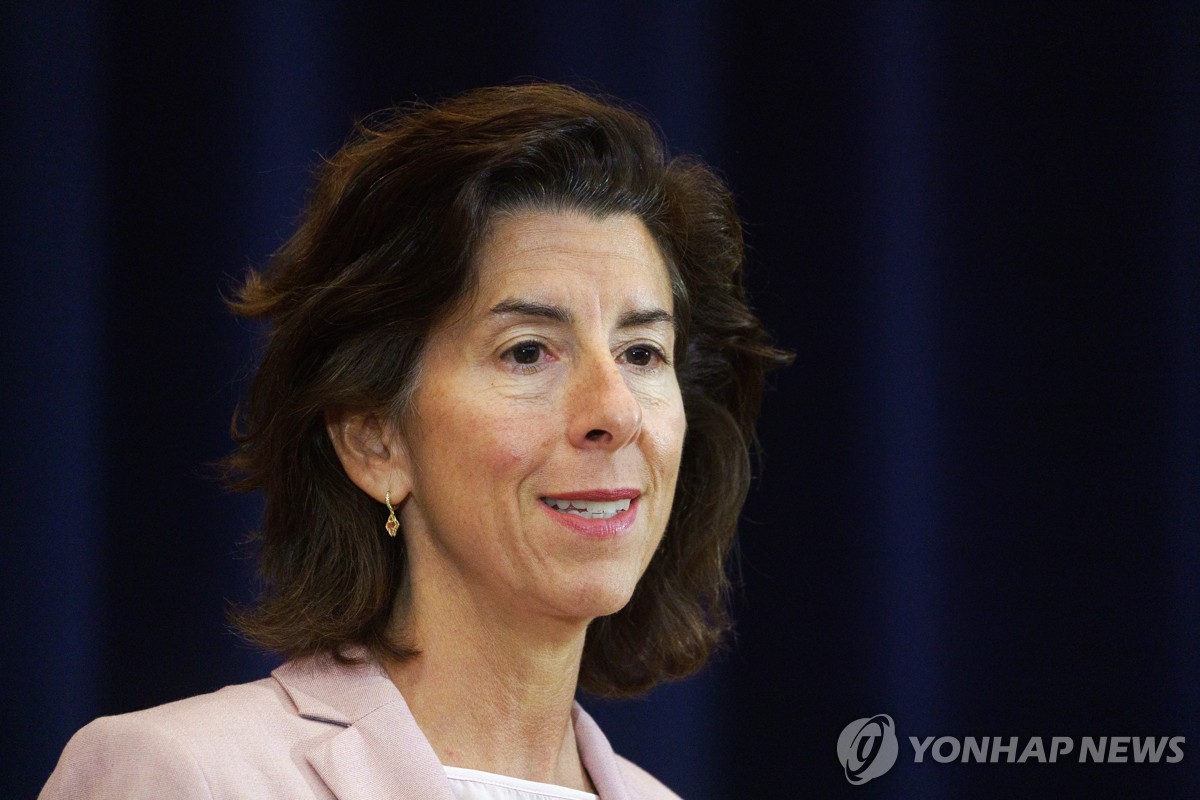 Esta foto de archivo, publicada por la EPA, muestra a la secretaria de Comercio de Estados Unidos, Gina Raimondo, hablando durante una conferencia de prensa en el Departamento de Estado en Washington, DC, el 29 de septiembre de 2023. (Yonhap)