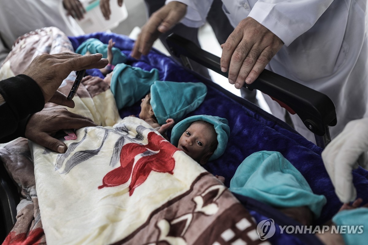 19일(현지시간) 이집트로 이송되기 전 국경지대 라파 병원에 있는 아기들 [EPA=연합뉴스]