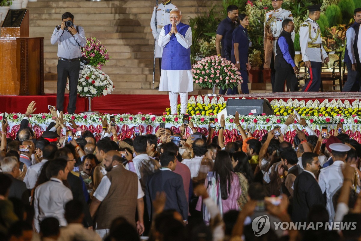 지난 9일 대통령궁서 취임 선서한 뒤 인사하는 모디 인도 총리