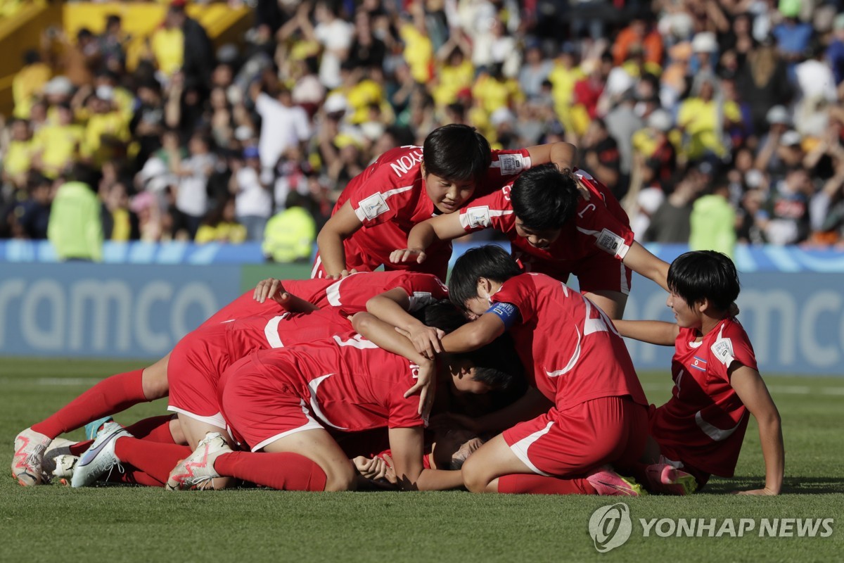 기뻐하는 북한 여자축구 선수들