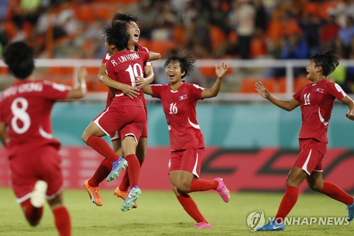 U-17 여자 월드컵 준결승에서 미국 제압한 뒤 기뻐하는 북한 선수들