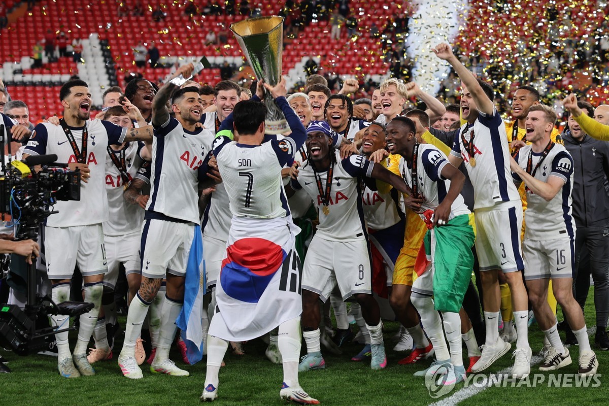 태극기를 두르고 유로파리그 우승 트로피를 들어 올리는 손흥민