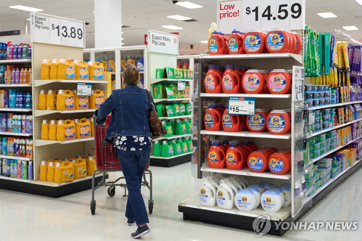 LA의 한 마트서 장 보는 미국 소비자